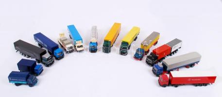 Műanyag retró járművek, főleg kamionok, néhány sérült, több mint 30 db