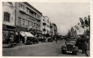 Marosvásárhely, Kertész Rezső és Révész Béla üzletei / main square, shops, automobile, hotel, church