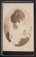 cca 1890 Isidor Hatscher: Sarah Bernhardt (1844-1923) színművésznő, keményhátú fotó, 6x10 cm.