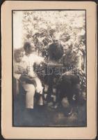 1925 Katonák sakkpartija, kartonra ragasztva, hátoldalán felirattal, 9x13 cm.