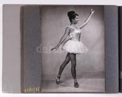 cca 1960-1980 Fotóalbum, 50 db gyermekfotóval, a kölcsönözhető gyermekjelmezekről, 6x9 cm-től 13x18 ...