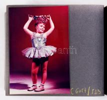 cca 1960-1980 Fotóalbum, 50 db gyermekfotóval, a kölcsönözhető gyermekjelmezekről, 6x9 cm-től 13x18 ...