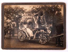 Cca 1910-1920 Feldíszített hintó, régi keményhátú fénykép, 13x18 cm.