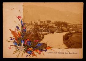 cca 1880-1890 Üdvözlet a Mura völgyéből, a stájerországi Leoben-ből, keményhátú régi fénykép, préselt virágokkal, havasigyopárral díszített látkép, még a képeslapok megjelenése előtti időkből, 12x18 cm.