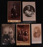 cca 1900-1920 Régi, keményhátú kabinetfotók szép grafikai hátlapokkal, 5 db, 21x13 és 19x10 cm közötti méretek.