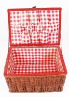 Rattan varródoboz jó állapotban, belsejében tűpárnával, rajta gombostűkkel. 28x20x13 cm