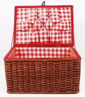 Rattan varródoboz jó állapotban, belsejében tűpárnával, rajta gombostűkkel. 28x20x13 cm