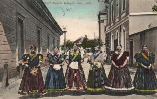 Mezőkövesd, matyó leányok a templomból