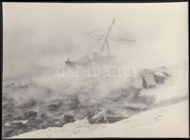 1950-1960 Merítőhálós halászcsónak a téli Dunán, 16x22cm