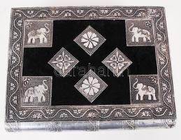 Elefánt motívumos ékszertartó, fém, plüss, belsejében kinyitható rekeszekkel, tükörrel, kulcs nélkül...