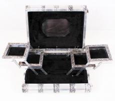 Elefánt motívumos ékszertartó, fém, plüss, belsejében kinyitható rekeszekkel, tükörrel, kulcs nélkül...