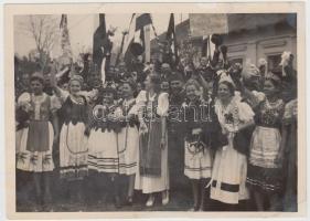 1930 Vegyes fotó tétel (2 db): Wettstein János (1887-1972)diplomata megtekinti Magyarország útállapo...