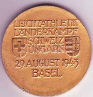 Svájc 1943. "Leichtathletik Länderkampf Schweiz-Ungarn" (svájci-magyar atlétikai viadal) HUNGARIKA! aranyozott Br plakett. Szign:Hugo Emia T:2