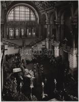 1962 A Nemzeti Galéria aulájában ravatalozták fel Károlyi Mihály hazahozott hamvait, 22x17 cm.