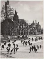 1969 Budapest, Városliget, korcsolyapálya, 24x18 cm.