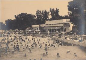 cca 1930-1940 Életkép a szigeti strandon, 21x30 cm.