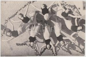 1934 Liebmann Béla (1899-1996): Nimfák tojásban, a Szentpál tánccsoport szegedi fellépésnek egy jelenete, feliratozva, aláírva, 8x12 cm.