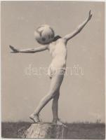 cca 1930-1940 Mozgásművészet a szabadban, labdás gyakorlat, jelzetlen, Szentpál Olga iskolájának archívumából, 11x8 cm.