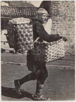 cca 1900-1910 Bosnyák kosárfonó a portékájával, Kerny István hagyatékából, 23x17 cm.