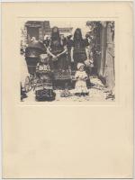 cca 1930-1940 Matyók Budapesten, képméret: 11x12 cm, papírméret: 18x24 cm.