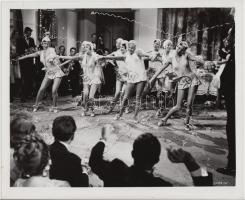 cca 1940-1950 Filmfotó, Ének az esőben…., 20x25 cm.