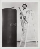 cca 1940-1950 Filmfotó, Bombanő egy dinamittal…., 20x25 cm.