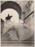 cca 1960-1970 Balett táncos a Halászbástyán, 16x16 cm.