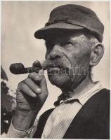 cca 1950-1960 Kotnyek Antal (1921-1990): Szőlősgazda portréja, vintage fotó, jelzetlen, a szerző hagyatékából, 21x17 cm.