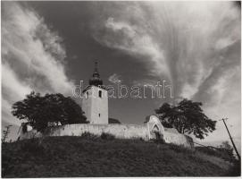 1975 Hemző Károly (1928-2012): Balatonalmádi, Vörösberény, református templom, bemutatva a Magyarország ma című fotókiállításon, a Magyar Munkásmozgalmi Múzeumban, 18x24 cm.
