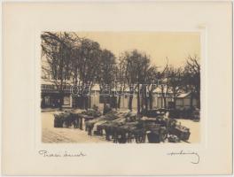 cca 1930-1935 Orphanidesz János (1876-1939): Piaci árusok; vintage fotó,   művészfólián keresztül másolva, aláírt; képméret 11x16 cm, papírméret 24x18 cm.