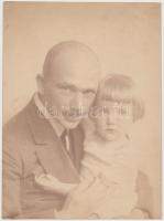 cca 1910-1920 Máté Olga(1878-1961): Apa és leánya, vintage fotó, hideg pecséttel jelzett, 22x16 cm.