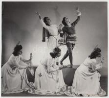 cca 1930-1940 Leichtner Ezsébet: Szentpál Olga mozgásművészeti iskola növendékeinek fellépéséről készült vintage fotó, pecséttel jelzett, 17x19 cm.