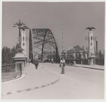 cca 1950-1960 Korschelt Miklós(1900-1982): Győr, a régi Duna hídja, vintage fotó, pecsételve, feliratozva, 17x18 cm