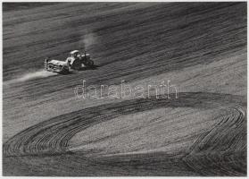 cca 1970-1980 Gebhardt György(1910-1993): Őszi munka, vintage fotóművészei alkotás, aláírva, feliratozva, 17x24 cm.