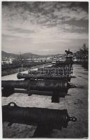 cca 1935-1940 Dulovits Jenő (1903-1972): Ágyúsor a budai várban, vintage fotó, pecséttel, aláírással jelezve.