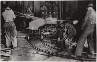 cca 1940-1950 Dr. Csörgeő Tibor(1869-1868): Vaskohászat, vintage fotó, jelzeten, a szerző hagyatékából, 15x24 cm.