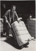 cca 1940-1950 Dr. Csörgeő Tibor(1869-1868): Rakodómunkás, vintage fotó, jelzeten, a szerző hagyatékából, 18x13 cm.