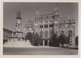 cca 1940 Czvek Gyula: Budai vár, Szentháromság tér 6., Pénzügyminisztérium, előtte a Szentháromság szobor, vintage városkép, pecséttel jelzett, 13x18.