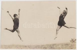 1926 Angelo: Lola és Vera kettős ugrása, Szentpál Olga mozgásművészeti iskola növendékei, vintage fotó, feliratozott, 10x15 cm.