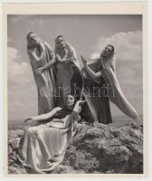 1936 Szöllősy Kálmán(1887-1976): Négy lány kendőben, Szentpál Olga mozgásművészeti iskola növendékei, feliratozva, 21x18 cm.