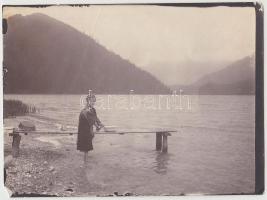 cca 1880-1900 Mosónő egy tó partján, 9x12 cm.