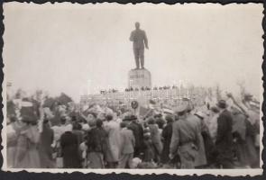 cca 1950 Felvonulás Budapesten a Sztálin szobor előtt 9x6 cm