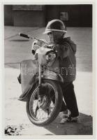 cca 1970-1980 Kresz Albert: Az első motorom, vintage fotó pecsételve, 24x17 cm.