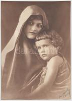 1925 Olvashatatlan szerzői aláírással: Anya és gyermeke, kettős portré, 22x15 cm.