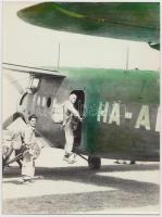 cca 1950-1960 Ejtőernyősök a repülőgép mellett, színezett fotó, 24x18 cm
