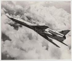 cca 1970-1980 Repülőgép a felhők között, 21x24 cm.