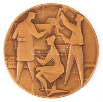 Vincze jelzéssel: Dolgozók, bronz plakett, jelzett, d: 8 cm.