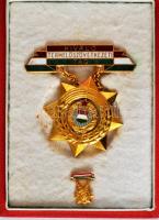 ~1960. "Kiváló Termelőszövetkezeti Tag" tűzzománcozott kitüntetés miniatűrrel dísztokban T:1