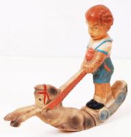 Kisfiú hintalóval, régi sípoló játék, sorszámozott