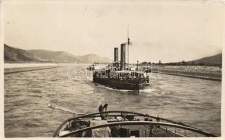 A Vaskapu nevű hajó vontatja a Titán nevű gőzöst a Vaskapunál / Hungarian tugboat, photo